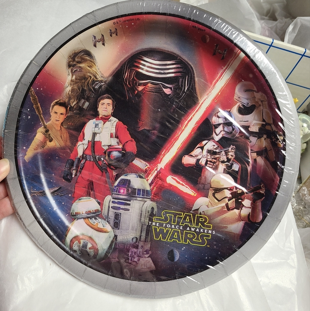 Vintage STAR WARS Collectible 2015 Force Awakens Memorabilia 9" Paper Plates set
